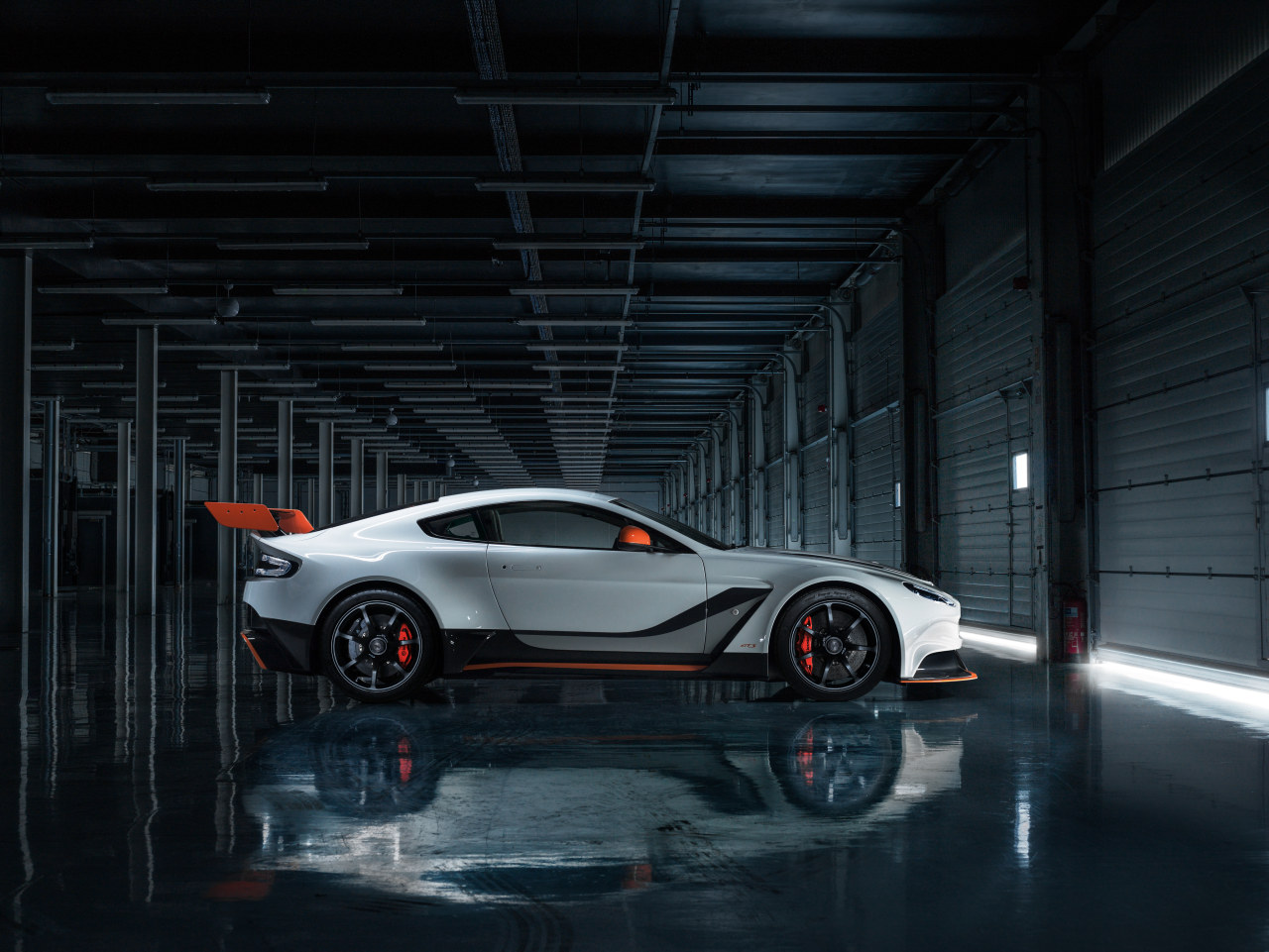 Aston Martin stelt straatlegale V12 Vantage GT3 voor