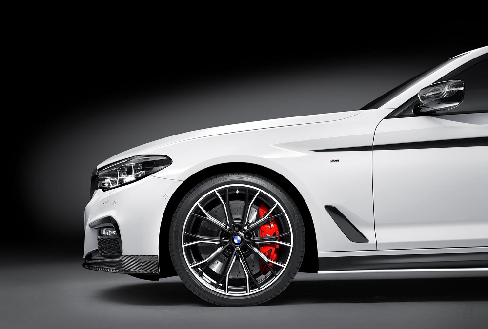 BMW kleedt nieuwe 5 Reeks aan met M Performance onderdelen