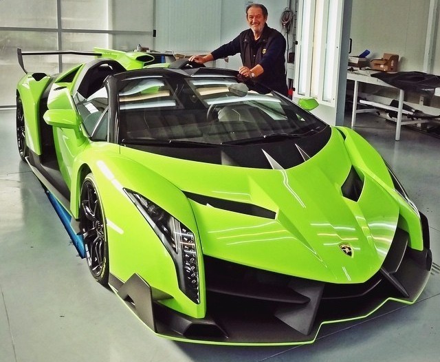 Valentino Balboni poseert bij Veneno Roadster van Kris Singh