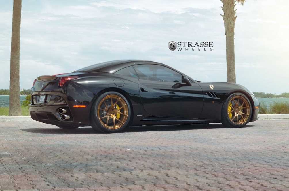 Strasse Wheels combineert zwarte Ferrari California met gouden velgen