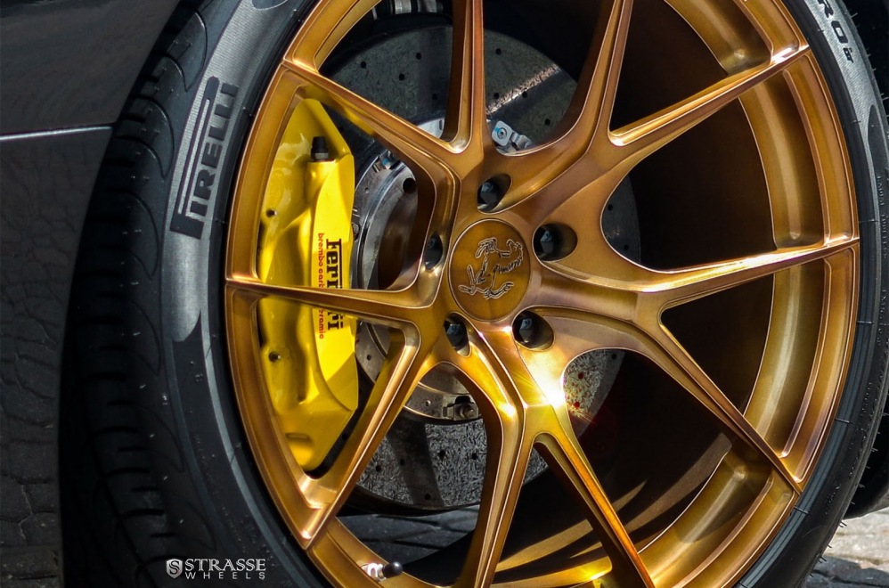 Strasse Wheels combineert zwarte Ferrari California met gouden velgen