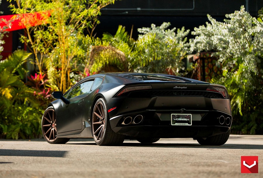 Matzwarte Lamborghini Huracán staat beeldig met Vossen Wheels