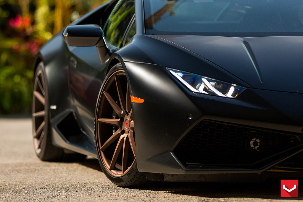 Matzwarte Lamborghini Huracán staat beeldig met Vossen Wheels
