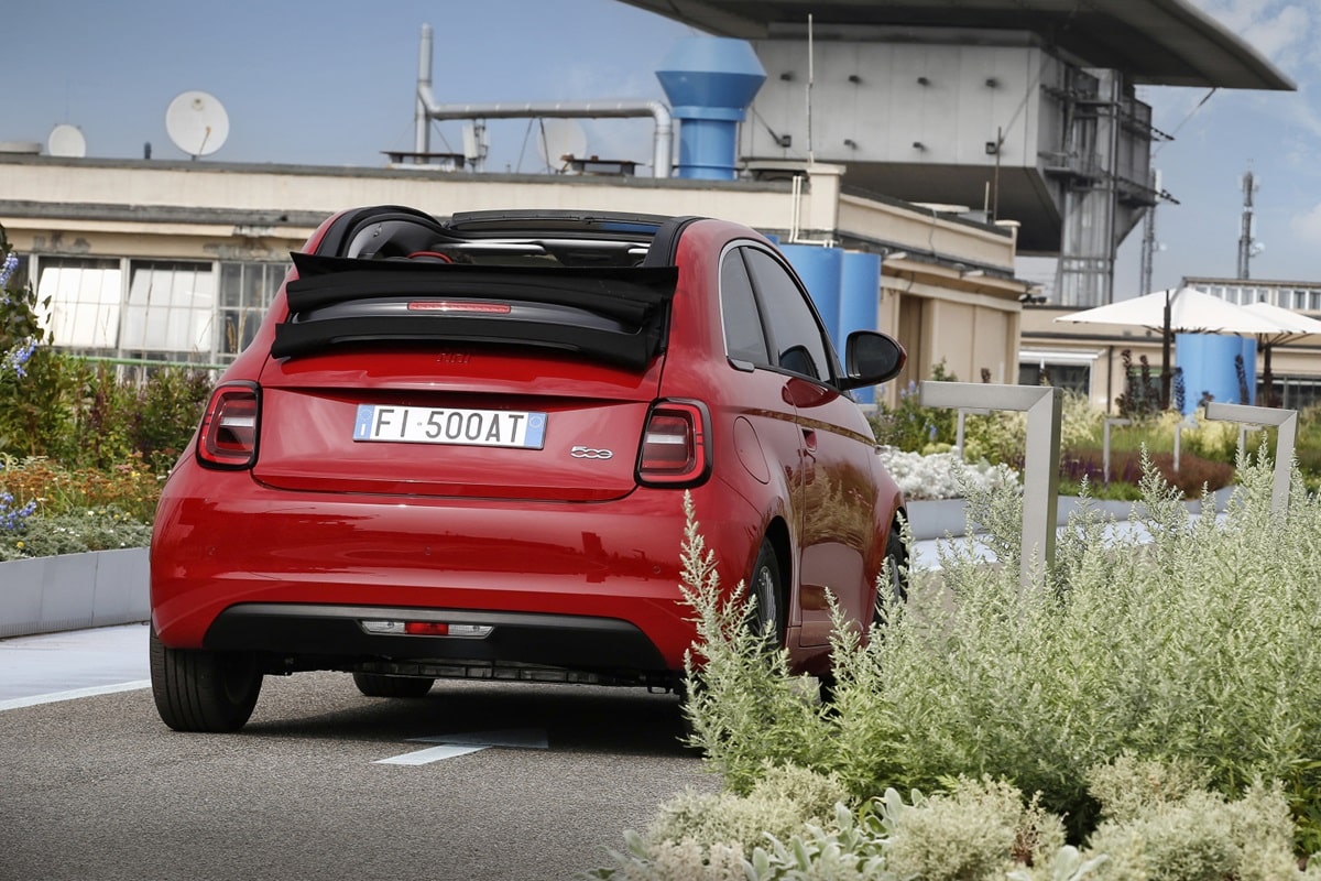 Rode Fiat 500 Cabrio Hybrid 2024 achterzijde