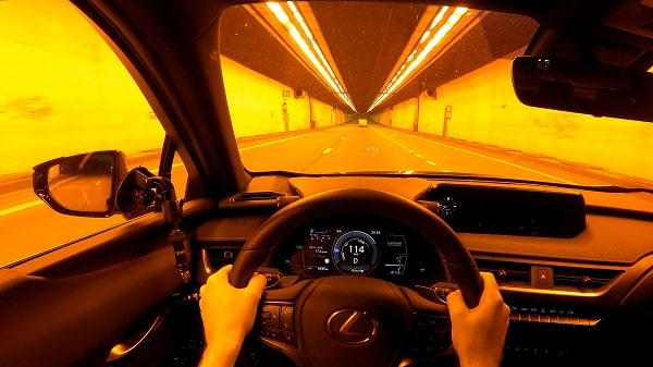 video Lexus UX 300e 2021 POV test drive nacht