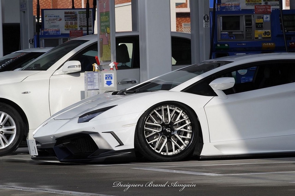 Aimgain aan de slag met witte Lamborghini Aventador