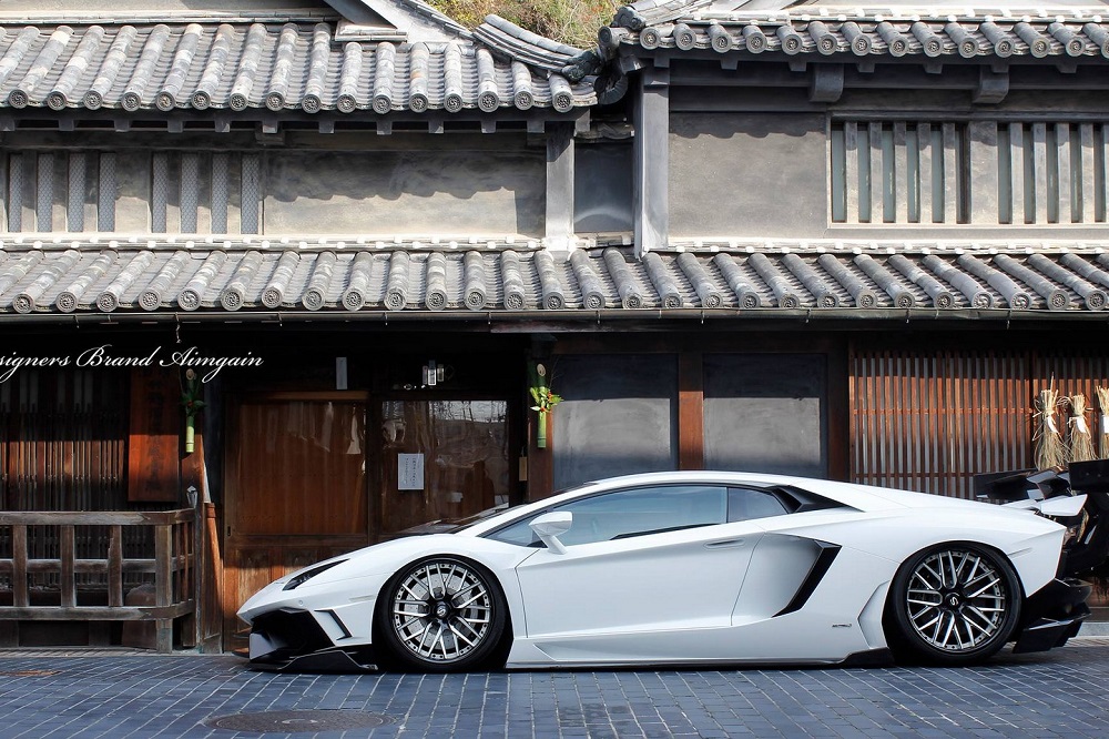 Aimgain aan de slag met witte Lamborghini Aventador