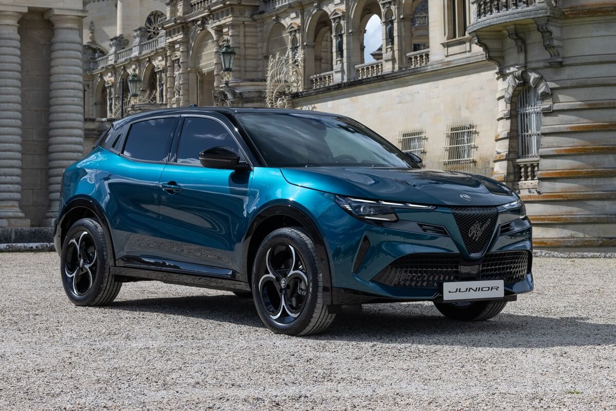 Vue avant de l’Alfa Romeo Junior Ibrida en couleur Blu Navigli