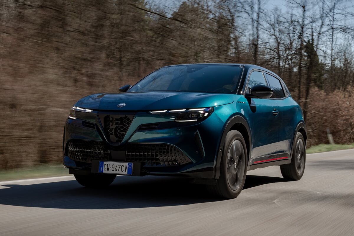 Alfa Romeo Junior Ibrida en mouvement