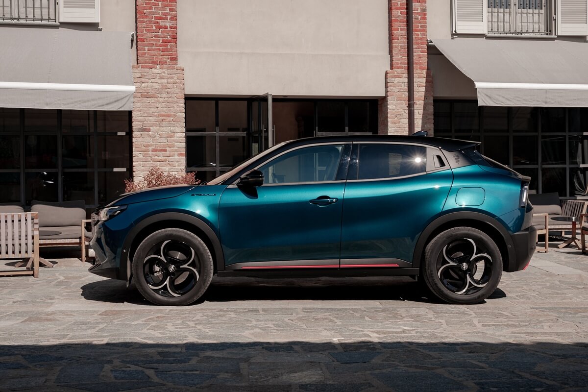 Vue latérale de l’Alfa Romeo Junior Ibrida