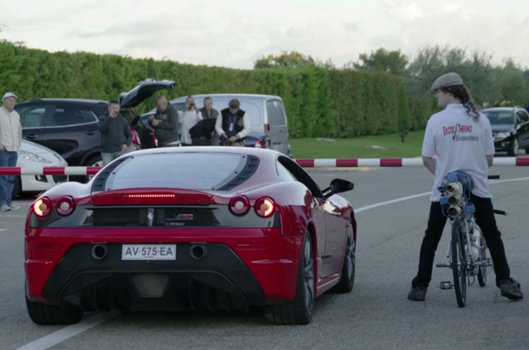 Fiets laat Ferrari 430 Scuderia ver achter zich