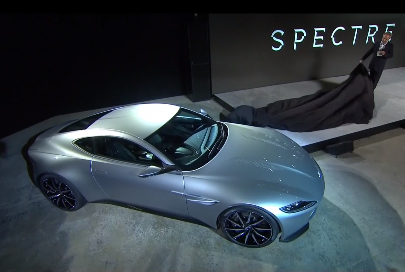 Aston Martin verrast met DB10