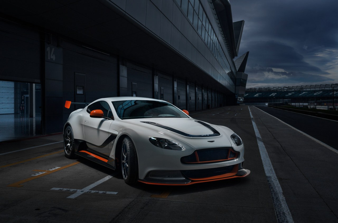 Aston Martin stelt straatlegale V12 Vantage GT3 voor