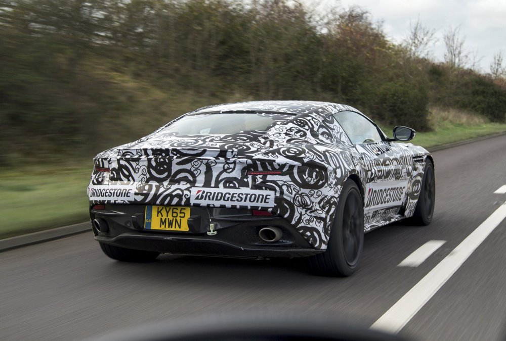 Licht gecamoufleerde Aston Martin DB11 op foto vastgelegd