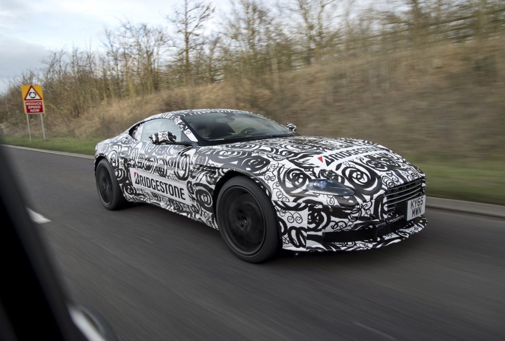 Licht gecamoufleerde Aston Martin DB11 op foto vastgelegd