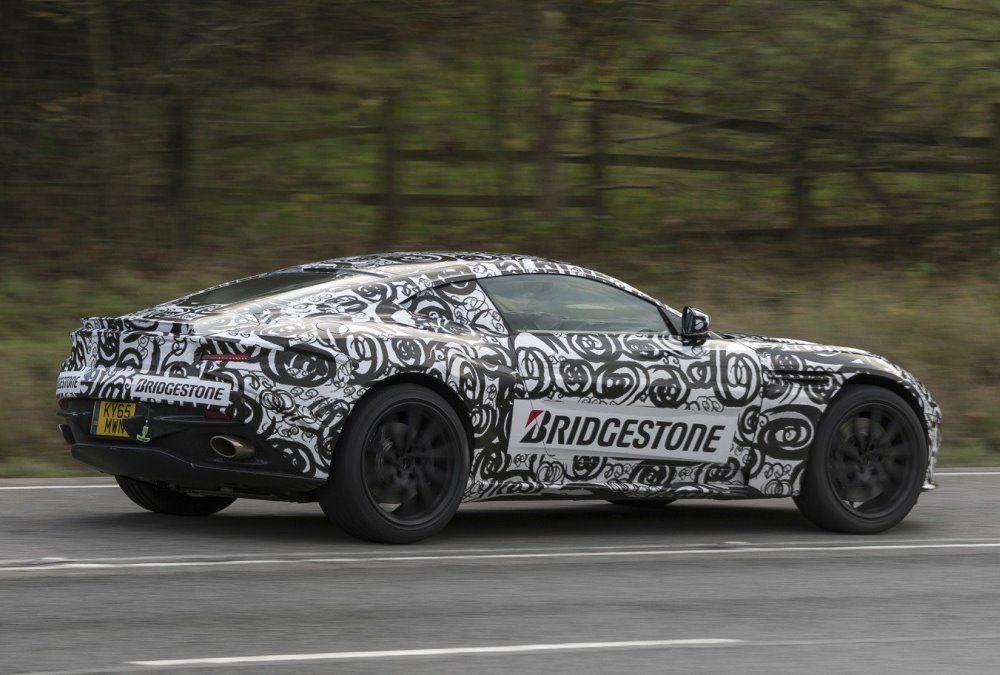 Licht gecamoufleerde Aston Martin DB11 op foto vastgelegd