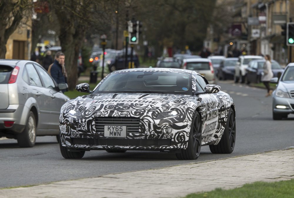 Licht gecamoufleerde Aston Martin DB11 op foto vastgelegd