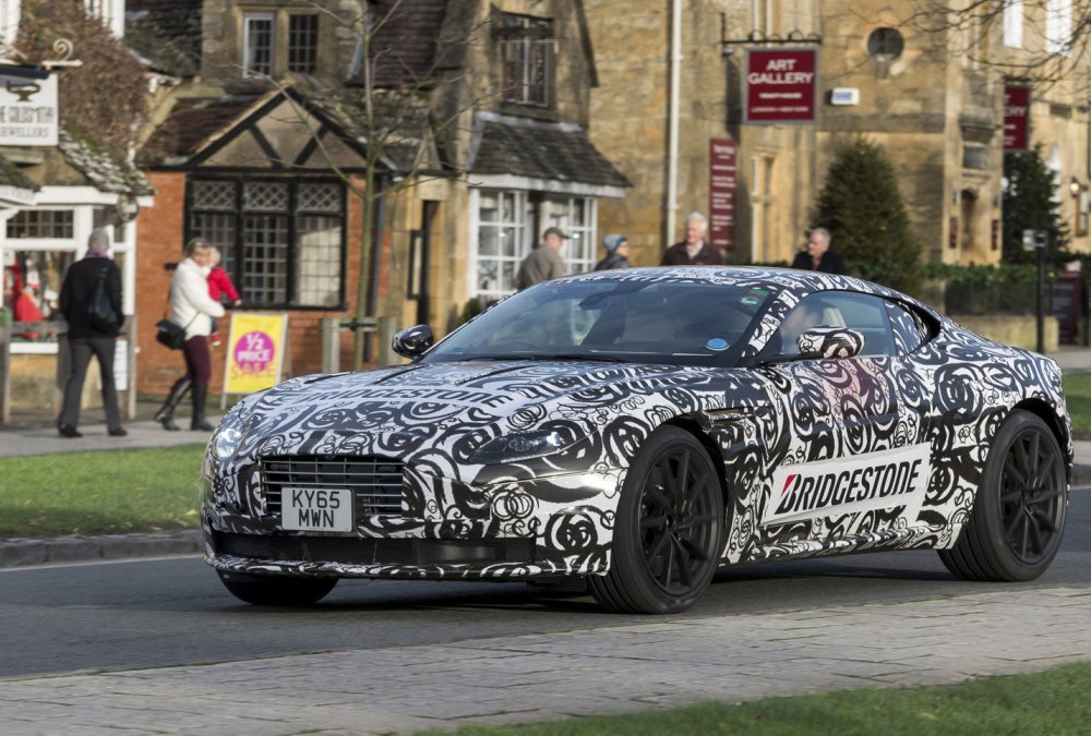 Licht gecamoufleerde Aston Martin DB11 op foto vastgelegd