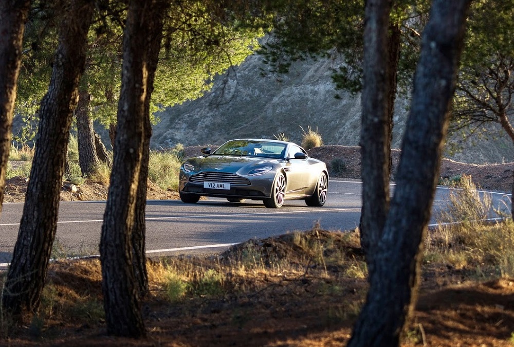 De nieuwe Aston Martin DB11 vanuit alle hoeken bekeken