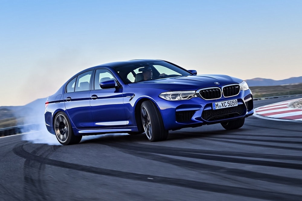BMW haalt doek van nieuwe M5