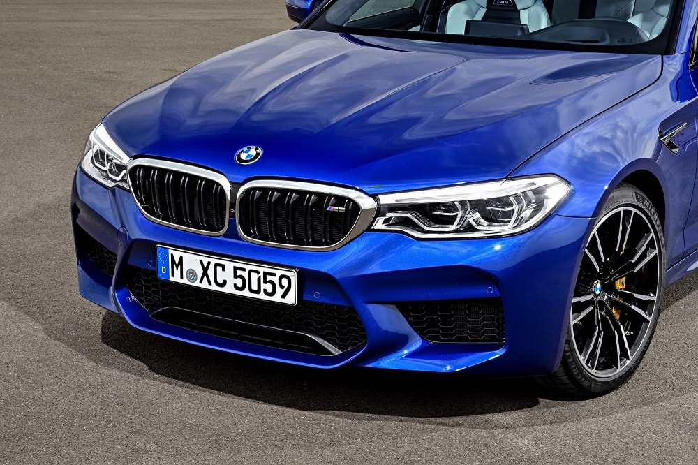BMW haalt doek van nieuwe M5