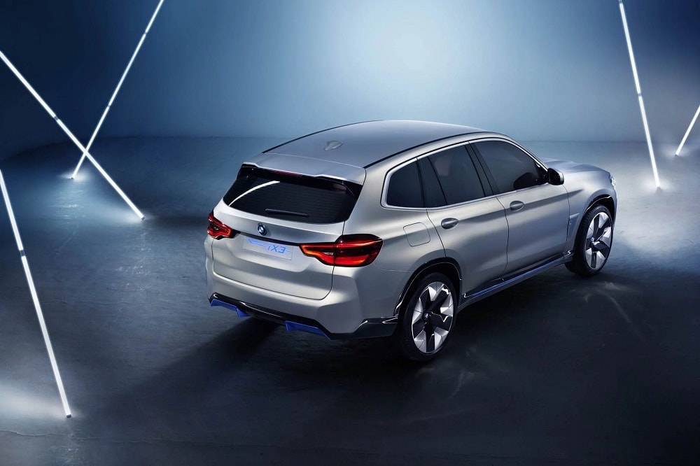 BMW haalt doek van Concept iX3