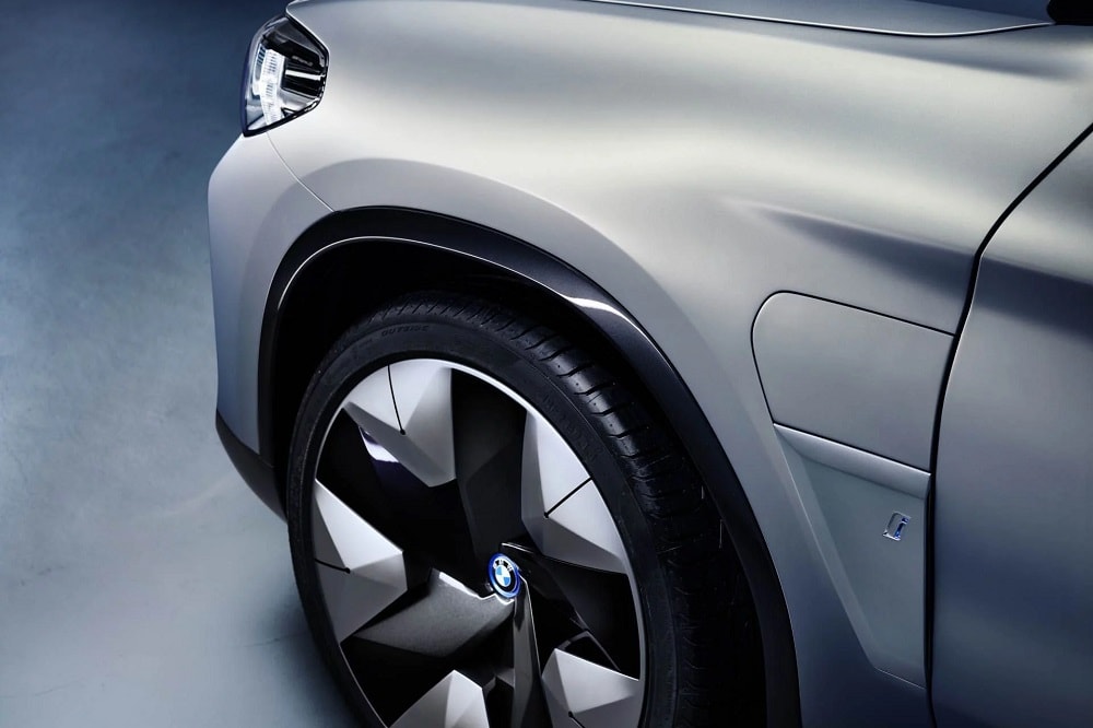 BMW haalt doek van Concept iX3