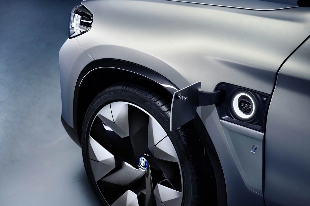 BMW haalt doek van Concept iX3