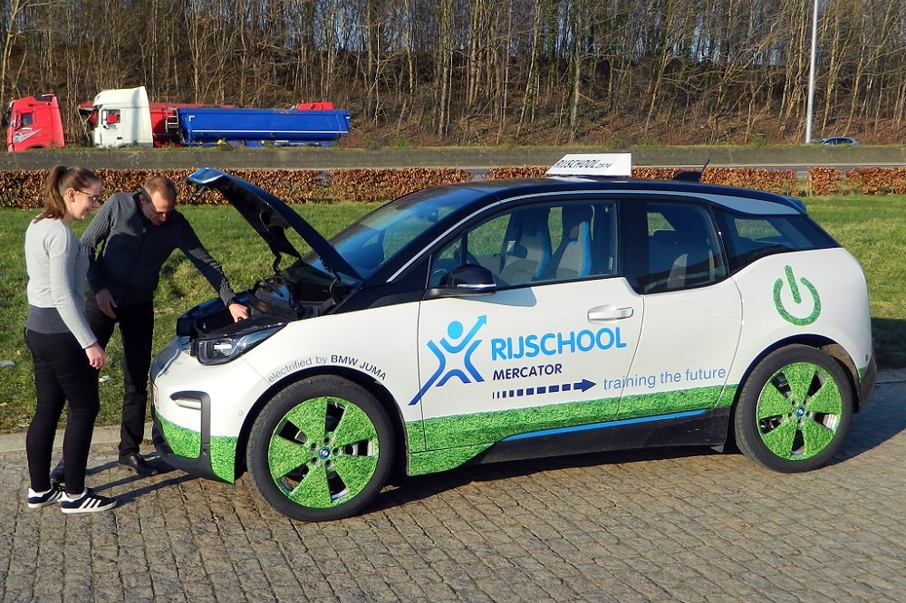 Vlaamse rijschool biedt rijopleiding aan met elektrische BMW i3