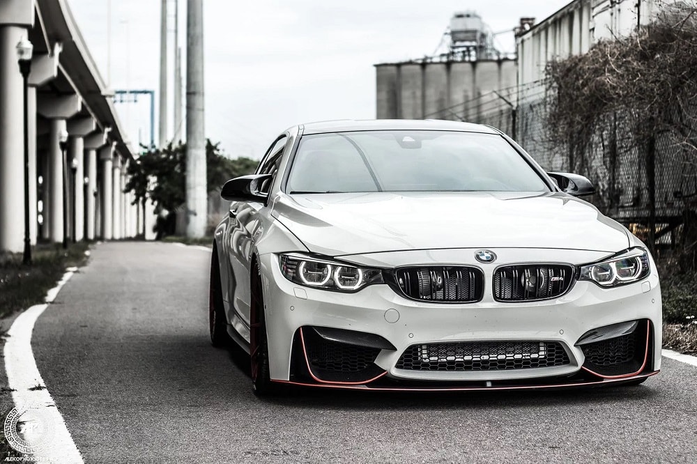 Alpine White BMW M4 Coupé imponeert met ADV.1 velgen