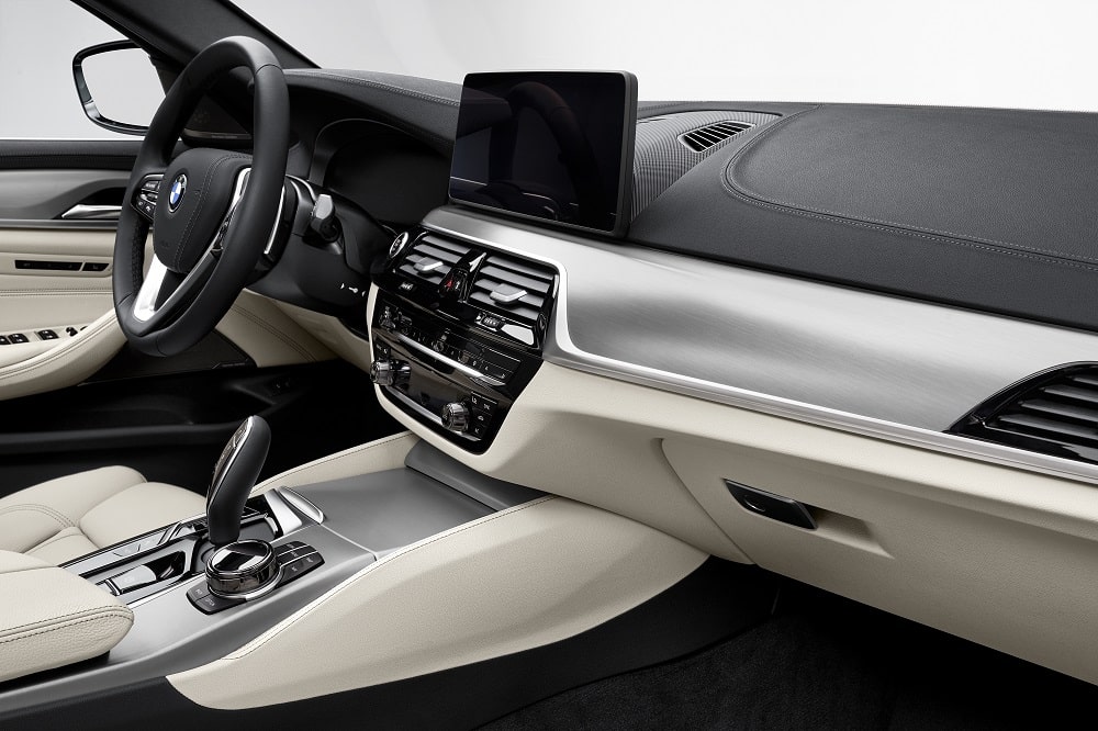 Interieur BMW 5 Reeks Touring 2024 540d xDrive 340 pk automaat AWD