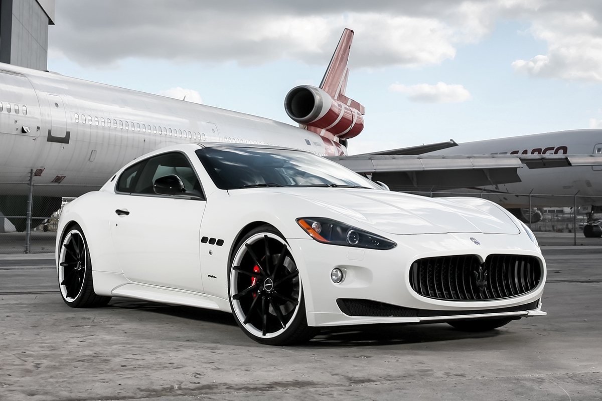 Hagelwitte Maserati GranTurismo van Exclusive Motoring met setje velgen van Vossen