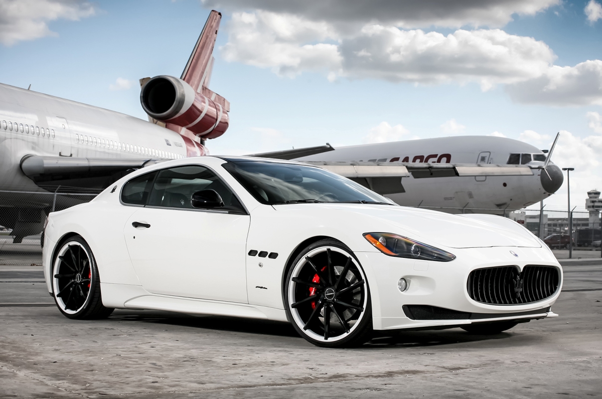 Hagelwitte Maserati GranTurismo van Exclusive Motoring met setje velgen van Vossen