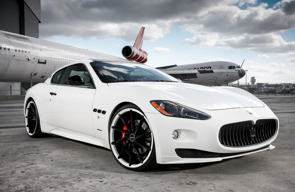Hagelwitte Maserati GranTurismo van Exclusive Motoring met setje velgen van Vossen