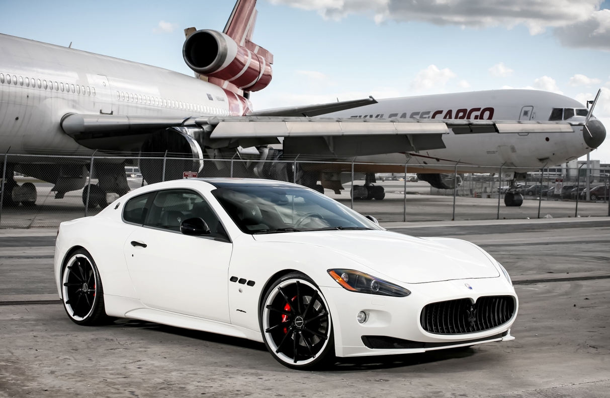 Hagelwitte Maserati GranTurismo van Exclusive Motoring met setje velgen van Vossen
