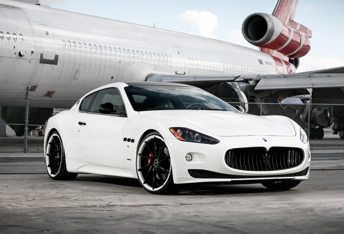 Hagelwitte Maserati GranTurismo van Exclusive Motoring met setje velgen van Vossen