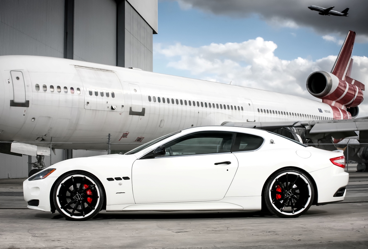 Hagelwitte Maserati GranTurismo van Exclusive Motoring met setje velgen van Vossen