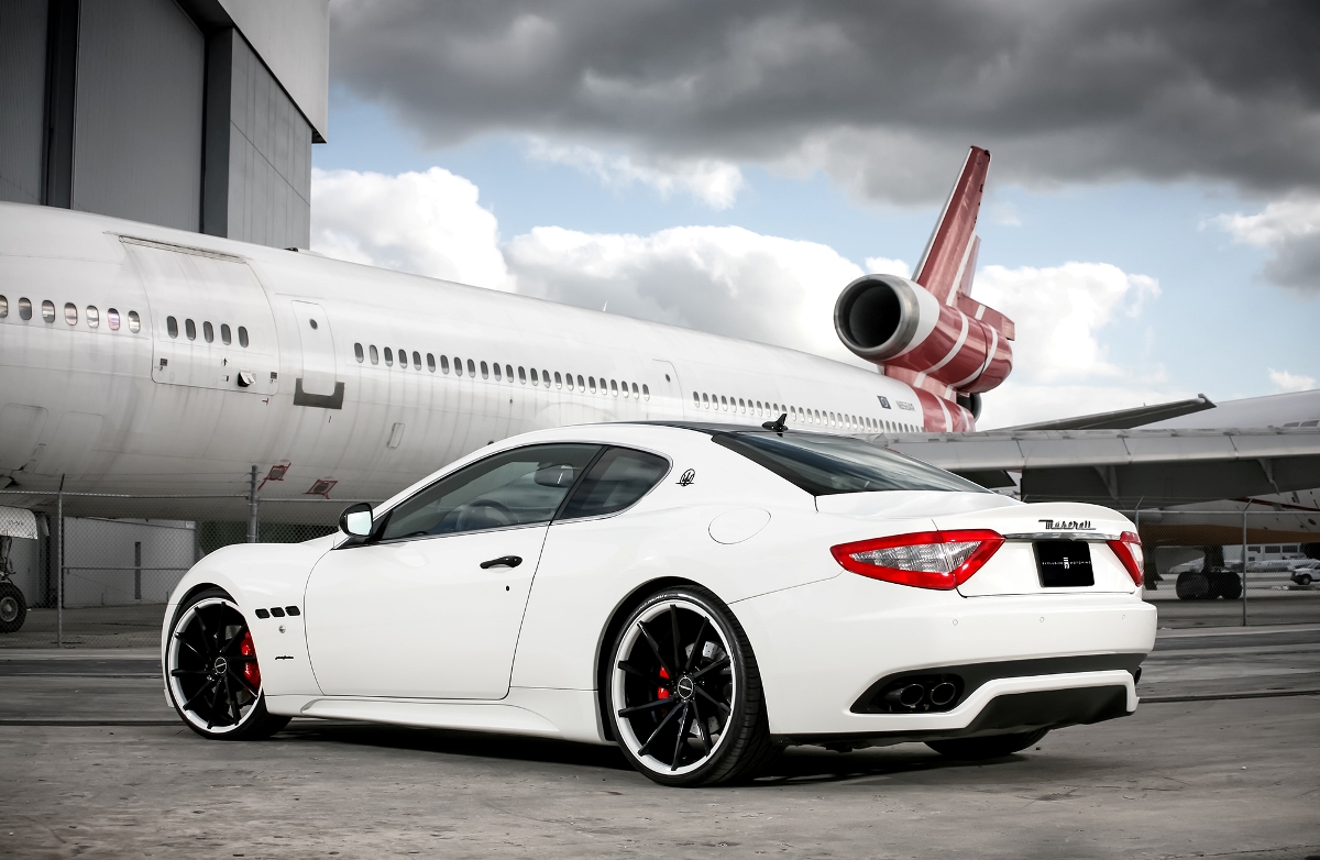 Hagelwitte Maserati GranTurismo van Exclusive Motoring met setje velgen van Vossen