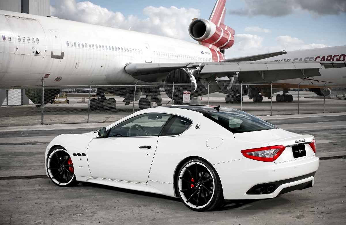 Hagelwitte Maserati GranTurismo van Exclusive Motoring met setje velgen van Vossen