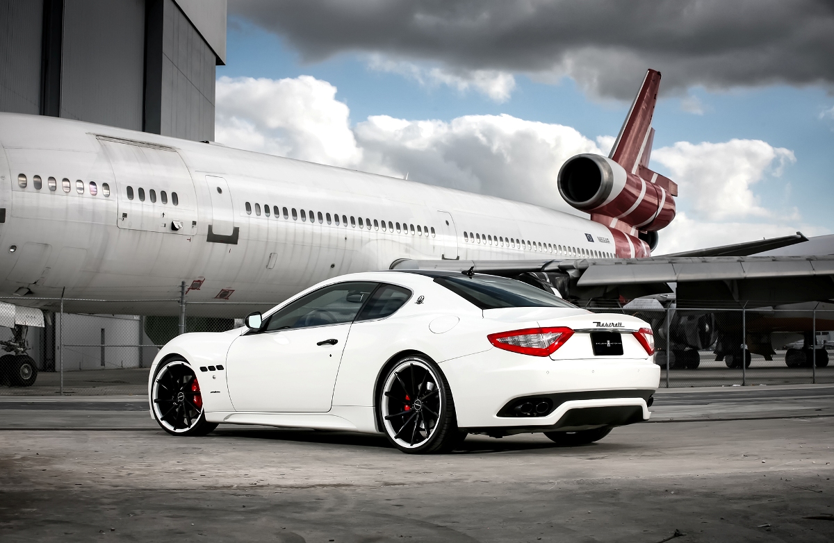 Hagelwitte Maserati GranTurismo van Exclusive Motoring met setje velgen van Vossen