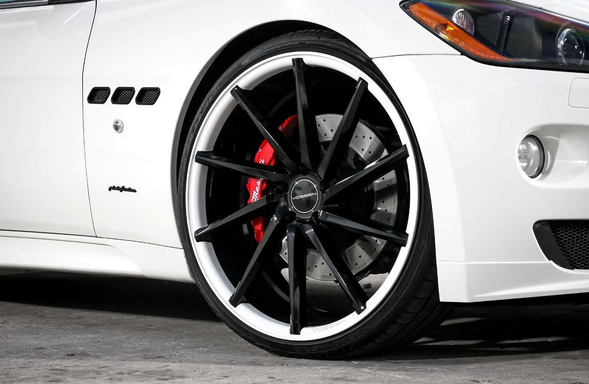 Hagelwitte Maserati GranTurismo van Exclusive Motoring met setje velgen van Vossen