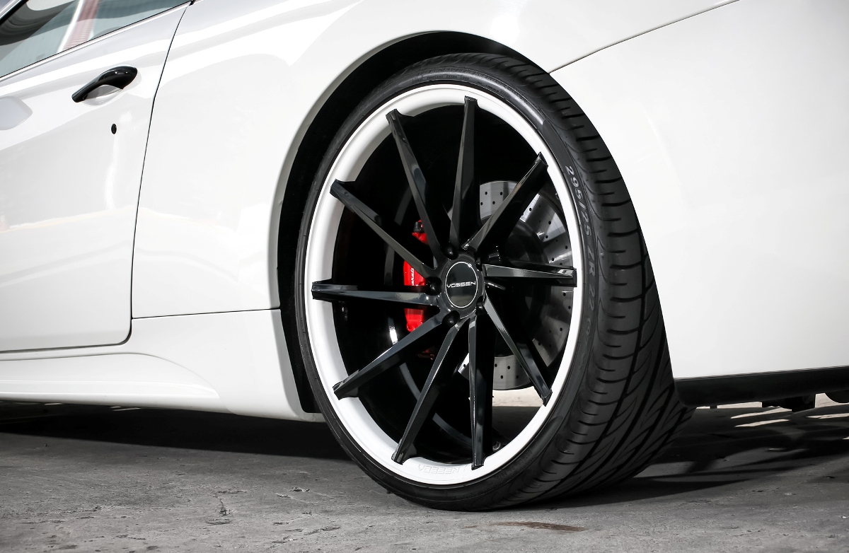 Hagelwitte Maserati GranTurismo van Exclusive Motoring met setje velgen van Vossen