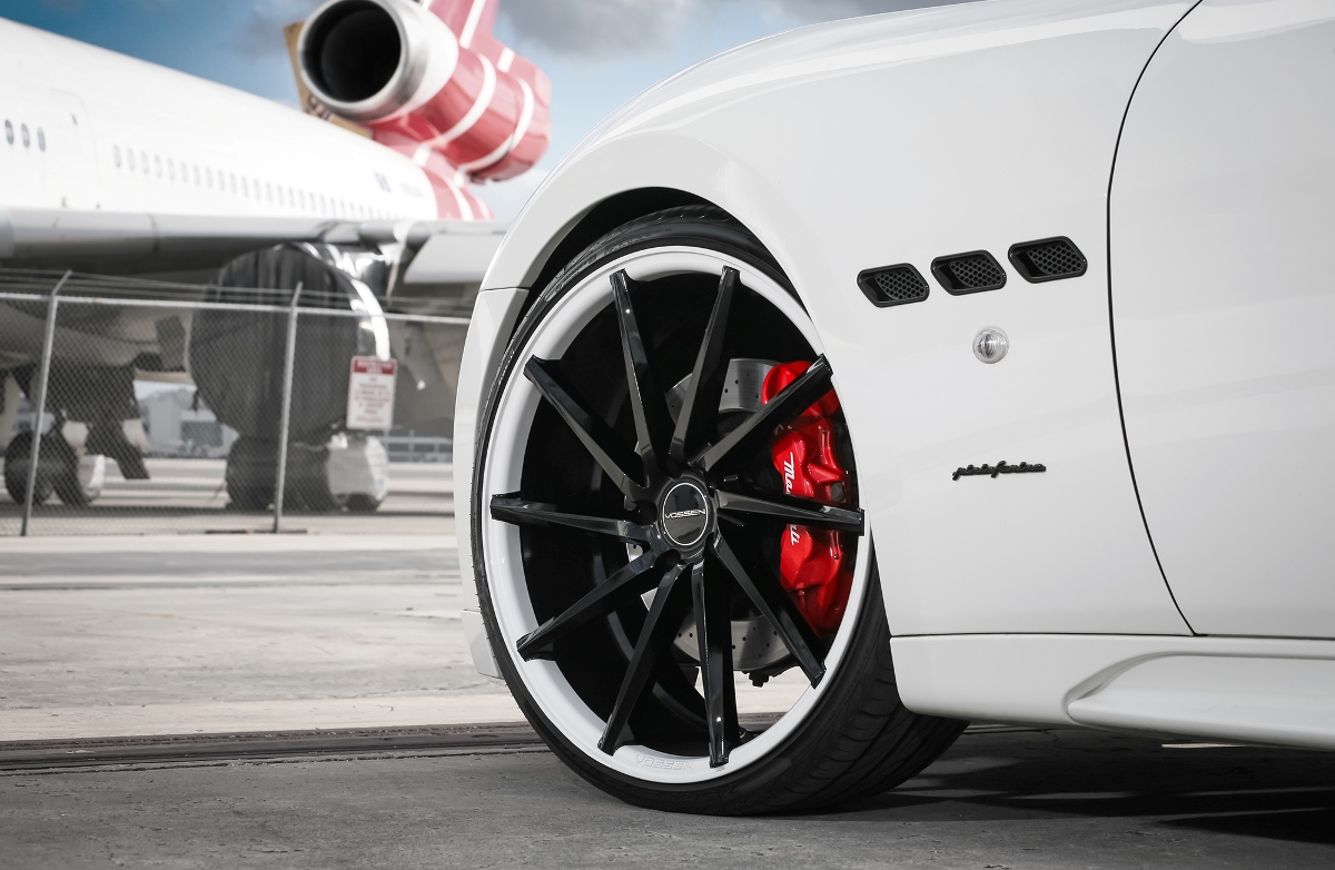 Hagelwitte Maserati GranTurismo van Exclusive Motoring met setje velgen van Vossen