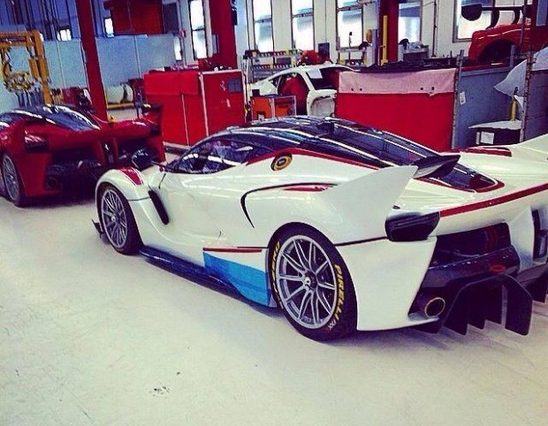 Witte Ferrari FXX K gespot in werkplaats