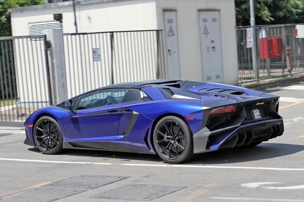 Lamborghini Aventador SV Roadster voor het eerst zonder camouflage gespot