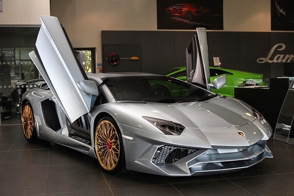 Dit heeft de allerlaatste Lamborghini Aventador SV gemeen met de Porsche 918 Spyder