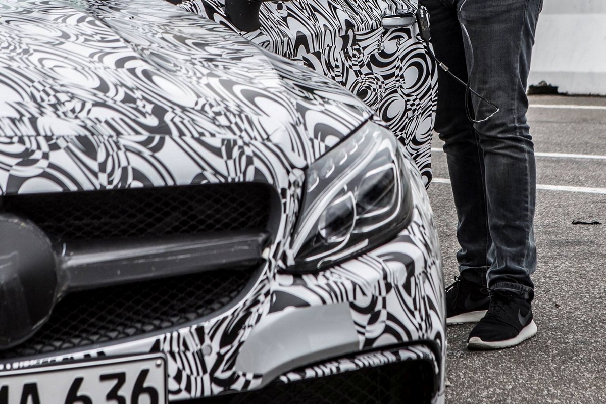 Mercedes-AMG verspreidt eerste foto's van gecamoufleerde C63 Coupé