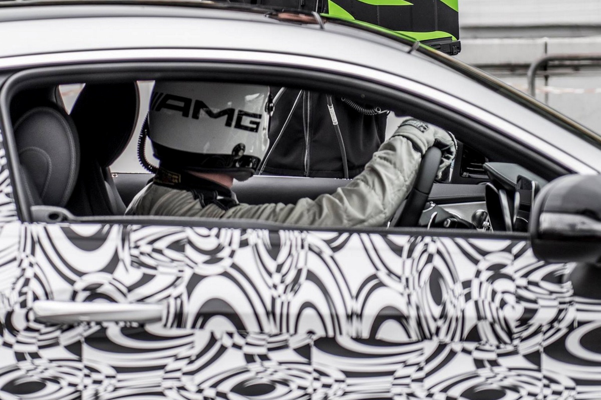 Mercedes-AMG verspreidt eerste foto's van gecamoufleerde C63 Coupé