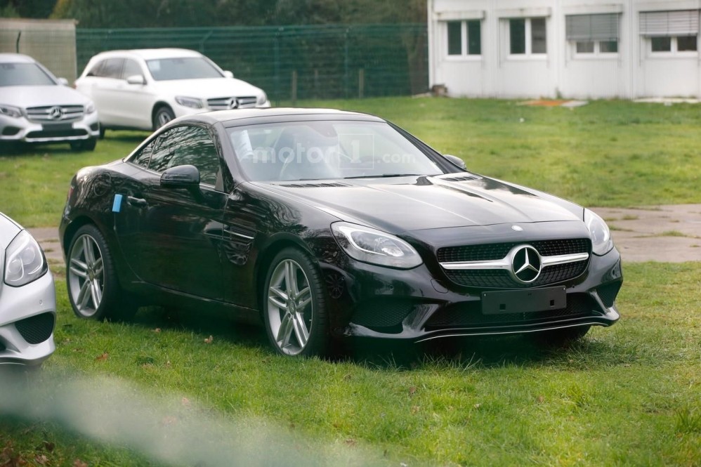 Mercedes SLC duikt ongecamoufleerd op