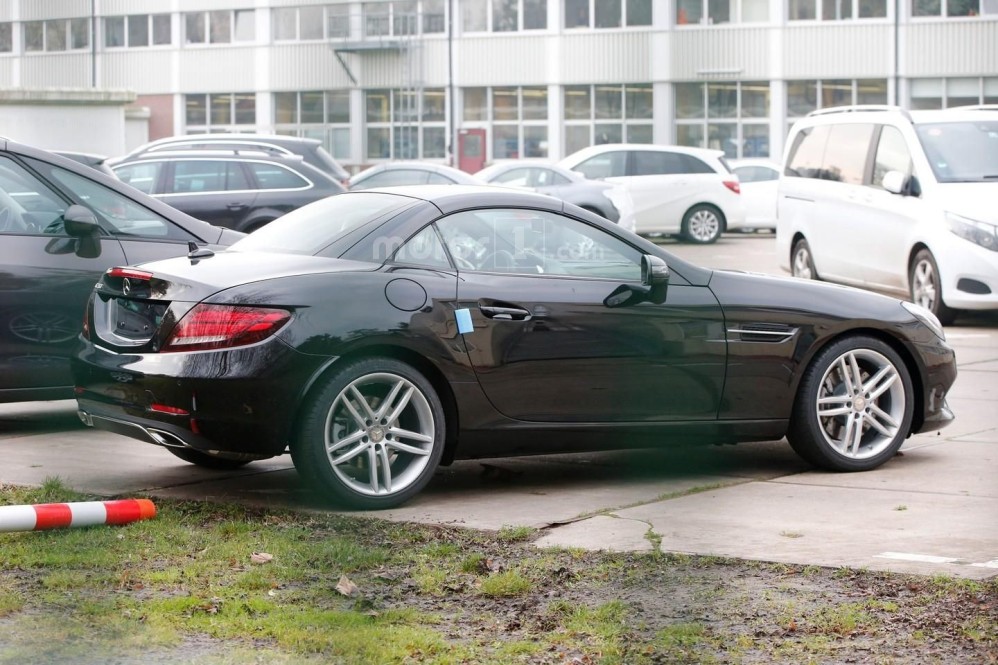 Mercedes SLC duikt ongecamoufleerd op